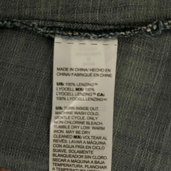 Chico’s Women’s Size 0 Lightweight Denim Long Button Down Shirt. - Picture 5 of 5